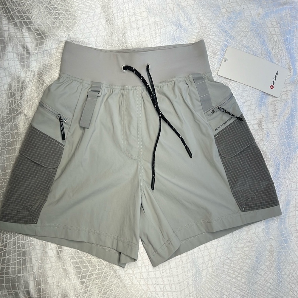 Lululemon Light Gray Multi Pocket Cargo HR Hiking Shorts 5" Sz 2